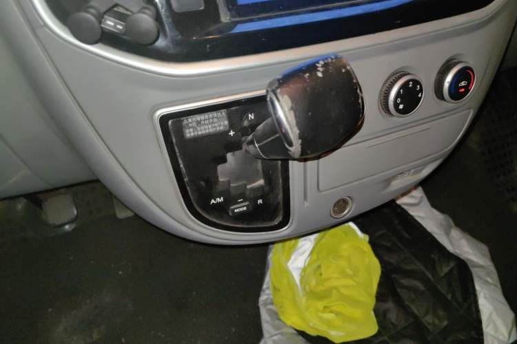 Used SAIC MAXUS Xintu V80 2019 2.5T Classic AMT Van Short Wheelbase Mid-Roof 6-Seater Gear Lever