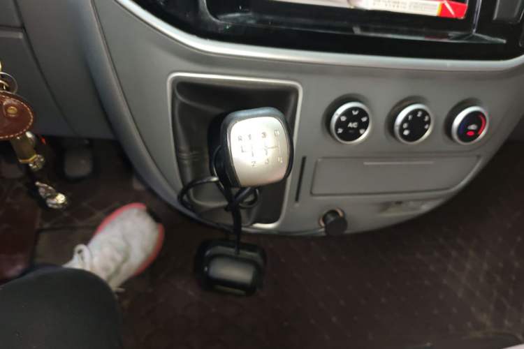 Used SAIC MAXUS Xintu V80 2019 2.0T Plus 6-Speed Manual – Aoyuntong Short Wheelbase Mid-Roof Design 5/6-Seater Gear Lever