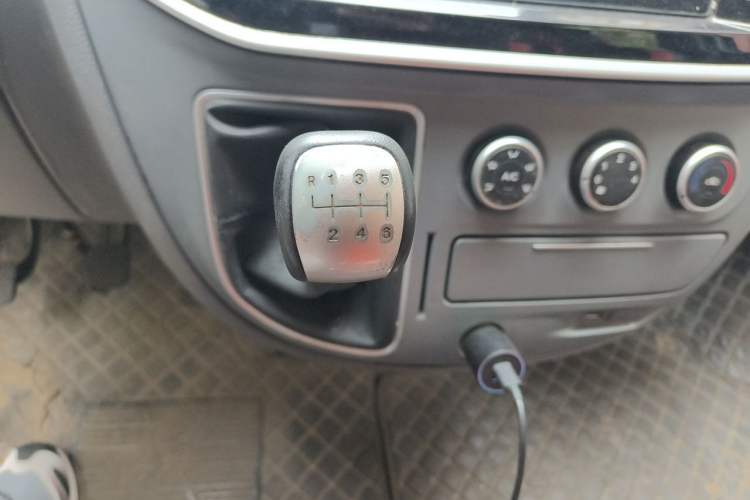 Used SAIC MAXUS Xintu V80 2019 2.5T Classic Edition 6-Speed Manual – Aoyuntong Short Wheelbase Mid-Height Design 5/6 Seats Gear Lever