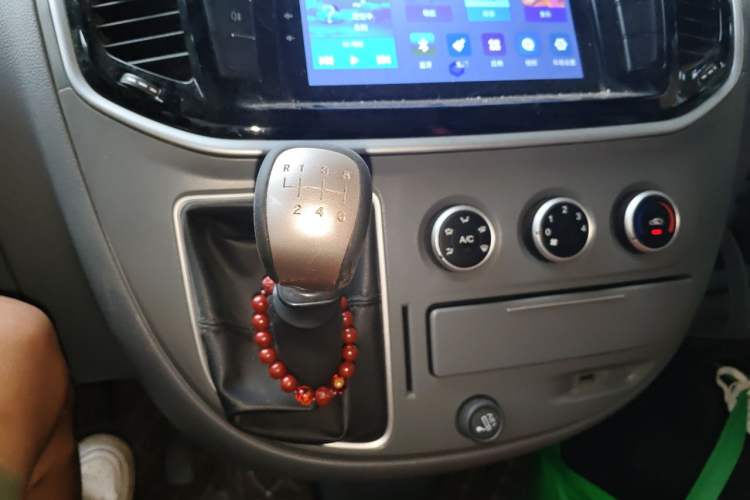 Used SAIC MAXUS Xintu V80 2019 2.5T Classic Model 6-Speed Manual Aotong Long Wheelbase Mid-Height 7-Seater Gear Lever