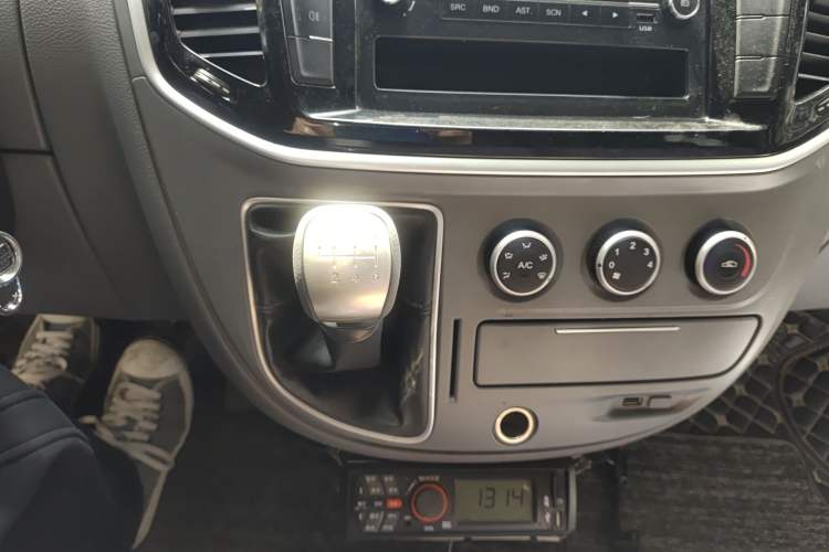 Used SAIC MAXUS Xintu V80 2019 2.5T Classic Edition 6-Speed Manual – Aoyuntong Short Wheelbase Mid-Height Design 5/6 Seats Gear Lever