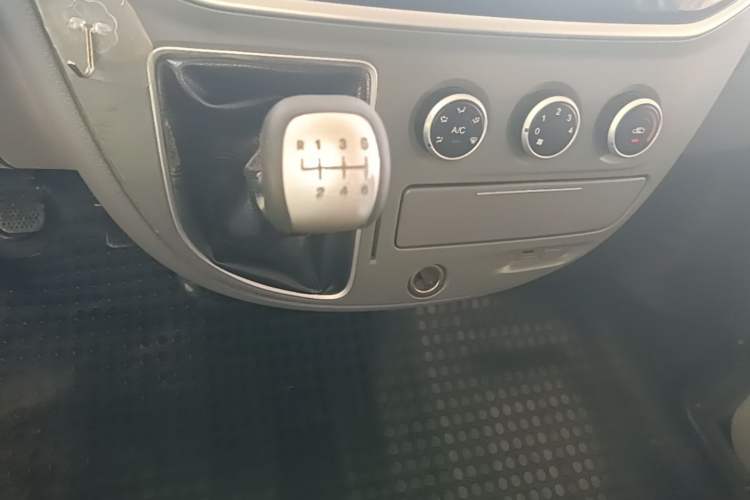 Used SAIC MAXUS Xintu V80 2019 2.5T Classic Edition 6-Speed Manual – Aoyuntong Short Wheelbase Mid-Height Design 5/6 Seats Gear Lever