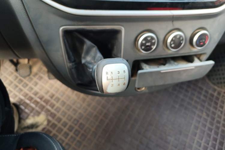 Used SAIC MAXUS Xintu V80 2019 2.0T Plus 6-speed Manual – Aotong Long Wheelbase Mid-Height 7-Seater Gear Lever