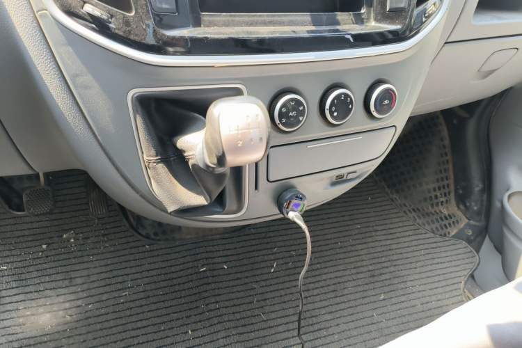 Used SAIC MAXUS Xintu V80 2019 2.5T Classic Version 6-Speed Manual – Aoyuntong Modified Long Wheelbase Mid-Height 7-Seater Gear Lever