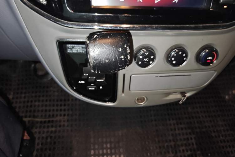 Used SAIC MAXUS Xintu V80 2019 2.0T Plus AMT Aoyuntong Short Wheelbase Mid-Roof 5/6-Seater Gear Lever