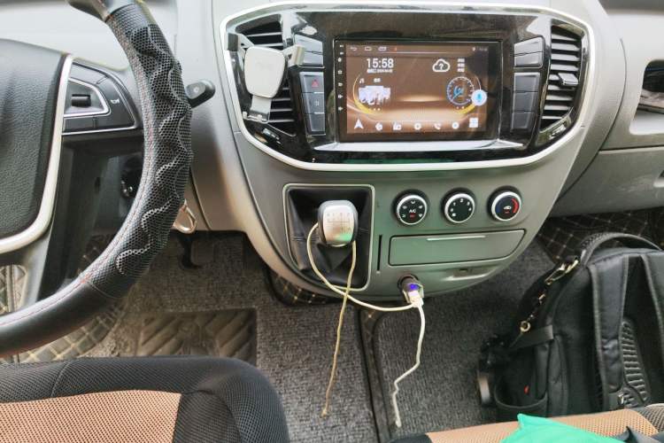 Used SAIC MAXUS Xintu V80 2019 2.5T Classic Model 6-Speed Manual Aotong Long Wheelbase Mid-Height 7-Seater Gear Lever