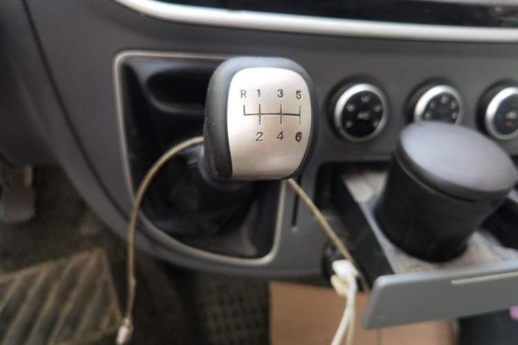 Used SAIC MAXUS Xintu V80 2019 2.5T Classic Model 6-Speed Manual Aotong Long Wheelbase Mid-Height 7-Seater Gear Lever