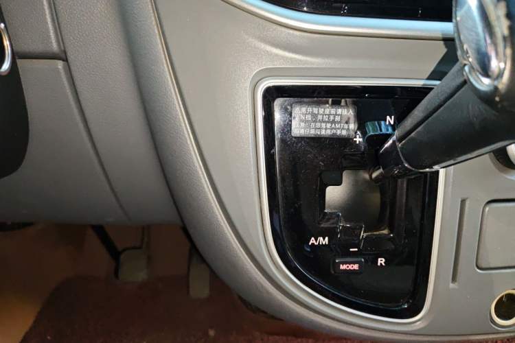 Used SAIC MAXUS Xintu V80 2019 2.5T Classic Model AMT Aoyuntong Facelifted Short Wheelbase Ultra-Low Roof 5/6-Seater Gear Lever