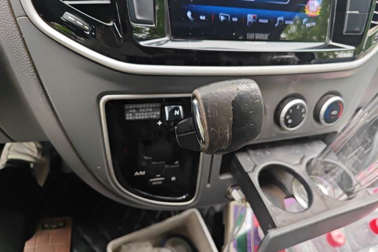 Used SAIC MAXUS Xintu V80 2019 2.5T Classic Edition AMT Aoyuntong Facelifted Long Wheelbase Mid-Height 7-Seater Gear Lever