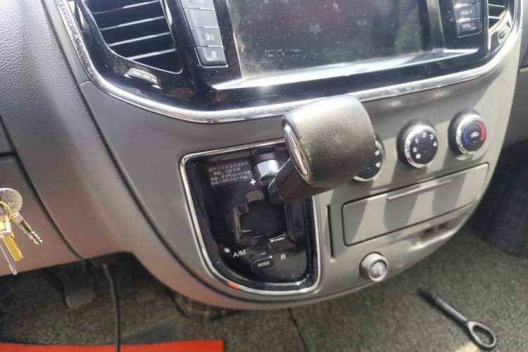 Used SAIC MAXUS Xintu V80 2019 2.0T Plus AMT Aoyuntong Short Wheelbase Mid-Roof 5/6-Seater Gear Lever