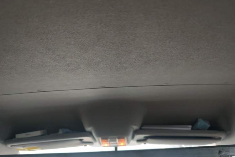 Used SAIC MAXUS Xintu V80 2019 2.5T Classic Edition 6-Speed Manual – Aoyuntong Short Wheelbase Mid-Height Design 5/6 Seats Headliner