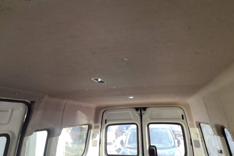 Used SAIC MAXUS Xintu V80 2019 2.5T Classic Model AMT Aoyuntong Long Wheelbase Mid-Roof 7-Seater Headliner