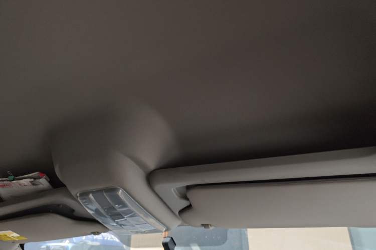 Used SAIC MAXUS Xintu V80 2019 2.5T Classic Edition 6-Speed Manual – Aoyuntong Short Wheelbase Mid-Height Design 5/6 Seats Headliner