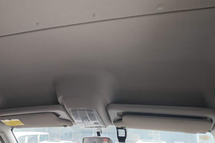 Used SAIC MAXUS Xintu V80 2019 2.5T Classic Edition 6-Speed Manual – Aoyuntong Short Wheelbase Mid-Height Design 5/6 Seats Headliner