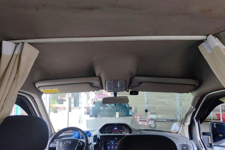 Used SAIC MAXUS Xintu V80 2019 2.5T Classic Model 6-Speed Manual Aotong Long Wheelbase Mid-Height 7-Seater Headliner