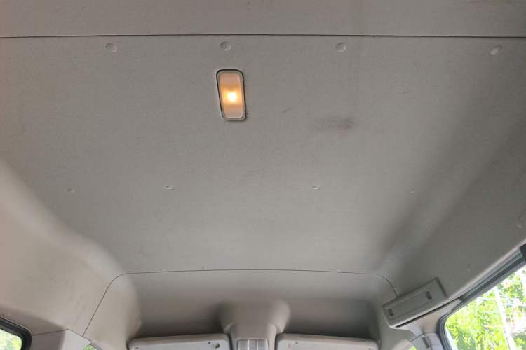 Used SAIC MAXUS Xintu V80 2019 2.5T Classic Edition 6-Speed Manual – Aoyuntong Short Wheelbase Mid-Height Design 5/6 Seats Headliner
