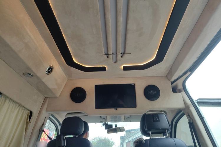 Used SAIC MAXUS Xintu V80 2019 2.5T Classic Model 6-Speed Manual Aotong Long Wheelbase Mid-Height 7-Seater Headliner