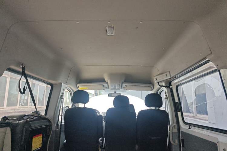 Used SAIC MAXUS Xintu V80 2019 2.5T Classic Edition 6-Speed Manual – Aoyuntong Short Wheelbase Mid-Height Design 5/6 Seats Headliner