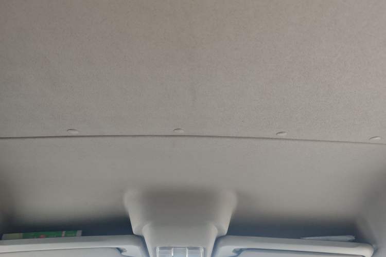 Used SAIC MAXUS Xintu V80 2019 2.5T Classic Model 6-Speed Manual Aotong Long Wheelbase Mid-Height 7-Seater Headliner