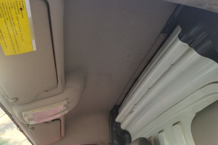 Used SAIC MAXUS Xintu V80 2019 2.0T Plus 6-speed Manual Van Short Wheelbase Mid-Roof Design 2-3 Seater Headliner