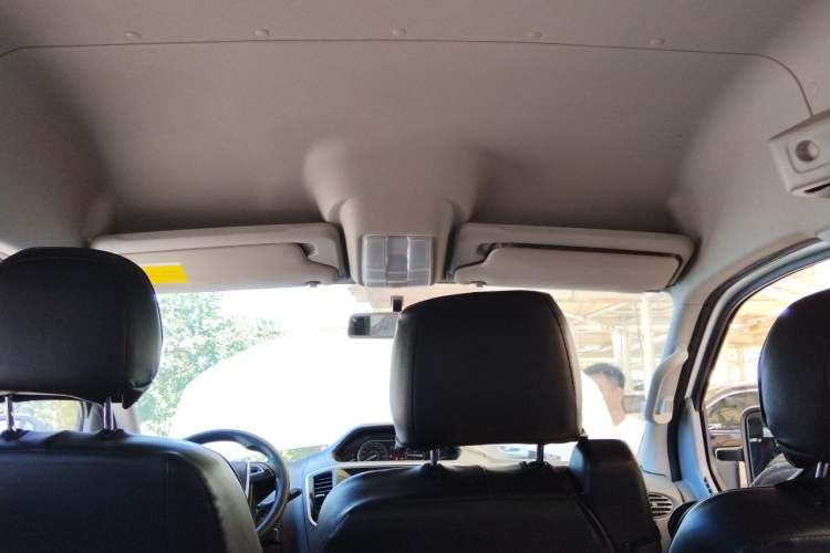 Used SAIC MAXUS Xintu V80 2019 2.5T Classic AMT Van Short Wheelbase Mid-Roof 6-Seater Headliner
