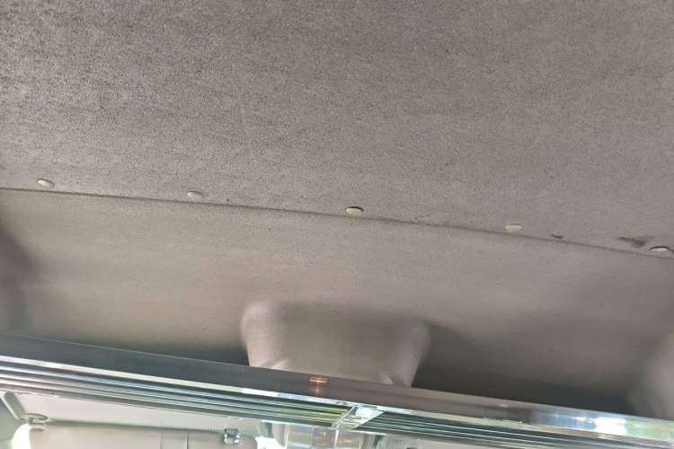 Used SAIC MAXUS Xintu V80 2019 2.5T Classic Version 6-Speed Manual – Aoyuntong Modified Long Wheelbase Mid-Height 7-Seater Headliner
