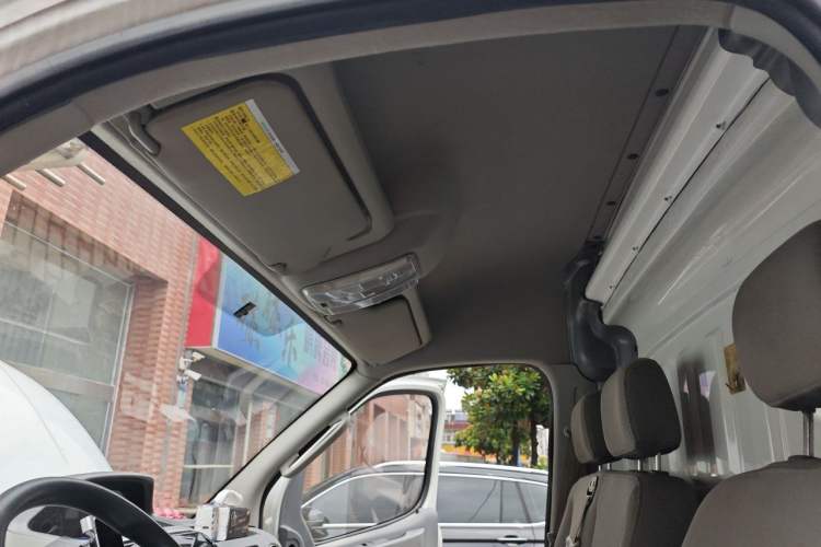 Used SAIC MAXUS Xintu V80 2019 2.5T Classic 6-Speed Manual Van Short Wheelbase Mid-Roof Design 2/3 Seats Headliner