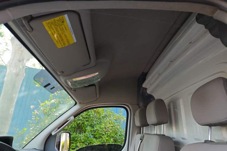 Used SAIC MAXUS Xintu V80 2019 2.5T Classic 6-Speed Manual Van Short Wheelbase Mid-Roof Design 2/3 Seats Headliner