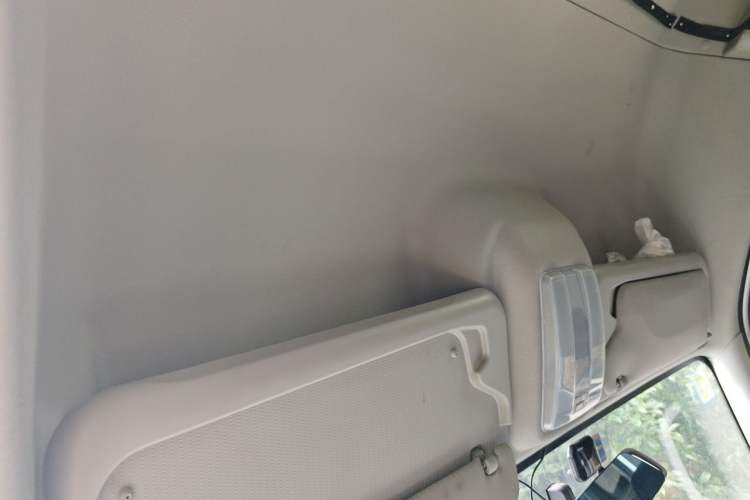 Used SAIC MAXUS Xintu V80 2019 2.5T Classic AMT Van Short Wheelbase Mid-Roof 6-Seater Headliner