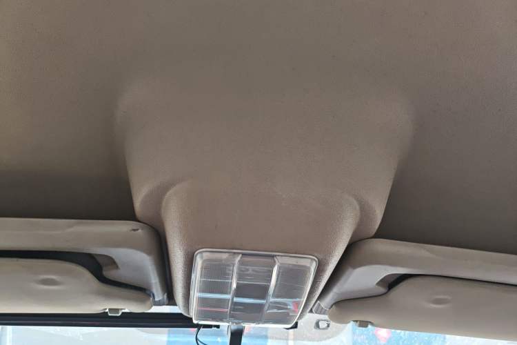 Used SAIC MAXUS Xintu V80 2019 2.5T Classic Model 6-Speed Manual Aotong Long Wheelbase Mid-Height 7-Seater Headliner