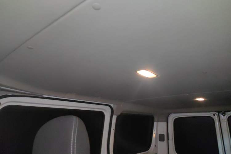 Used SAIC MAXUS Xintu V80 2019 2.5T Classic AMT Van Short Wheelbase Mid-Roof 6-Seater Headliner