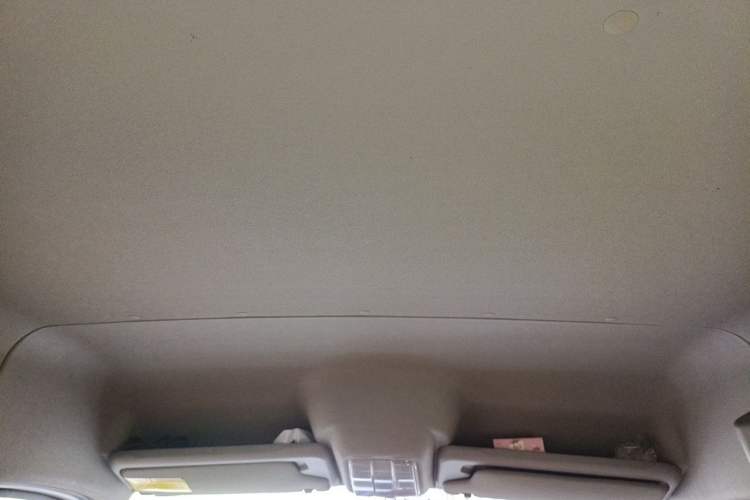 Used SAIC MAXUS Xintu V80 2019 2.5T Classic Edition 6-Speed Manual – Aoyuntong Short Wheelbase Mid-Height Design 5/6 Seats Headliner
