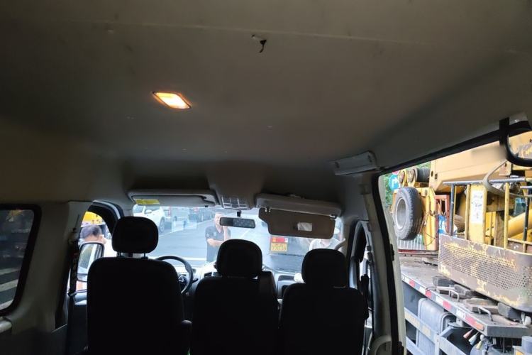 Used SAIC MAXUS Xintu V80 2019 2.5T Classic Model 6-Speed Manual Aotong Long Wheelbase Mid-Height 7-Seater Headliner