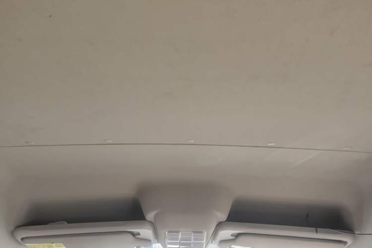 Used SAIC MAXUS Xintu V80 2019 2.5T Classic Edition 6-Speed Manual – Aoyuntong Short Wheelbase Mid-Height Design 5/6 Seats Headliner