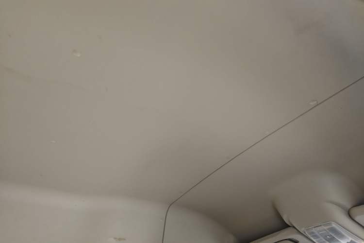 Used SAIC MAXUS Xintu V80 2019 2.5T Classic 6-Speed Manual Van Short Wheelbase Mid-Roof 6-Seater Headliner