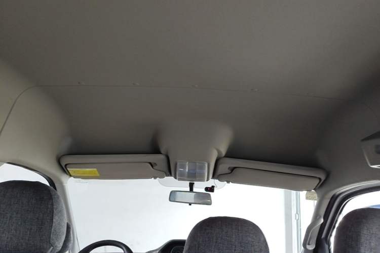 Used SAIC MAXUS Xintu V80 2019 2.5T Classic AMT Aoyuntong Short Wheelbase Mid-Roof 5/6-Seater Headliner