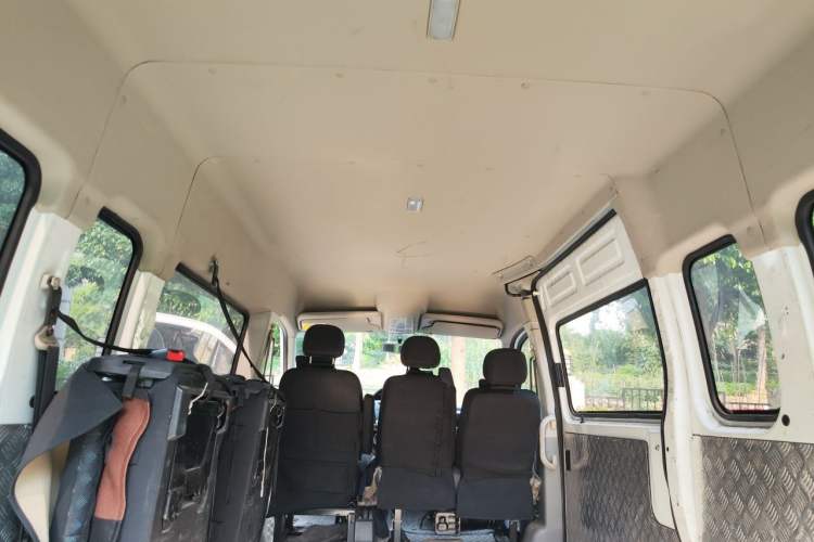 Used SAIC MAXUS Xintu V80 2019 2.5T Classic Model 6-Speed Manual Aotong Long Wheelbase Mid-Height 7-Seater Headliner