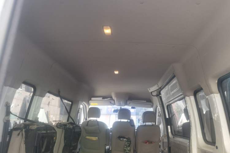 Used SAIC MAXUS Xintu V80 2019 2.5T Classic Model 6-Speed Manual Aotong Long Wheelbase Mid-Height 7-Seater Headliner