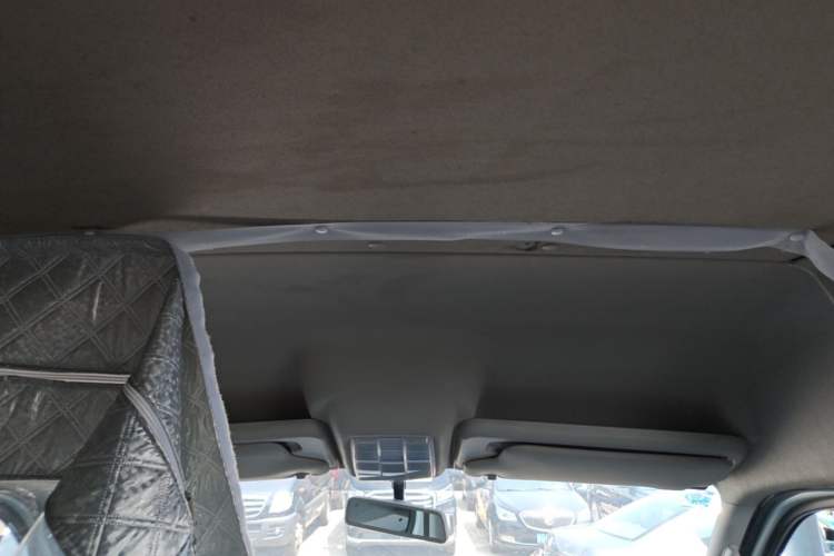Used SAIC MAXUS Xintu V80 2019 2.5T Classic Model 6-Speed Manual Aotong Long Wheelbase Mid-Height 7-Seater Headliner