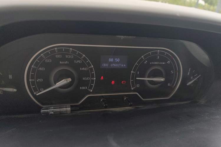 Used SAIC MAXUS Xintu V80 2019 2.0T Plus 6-speed Manual – Aotong Long Wheelbase Mid-Height 7-Seater Instrument Cluster