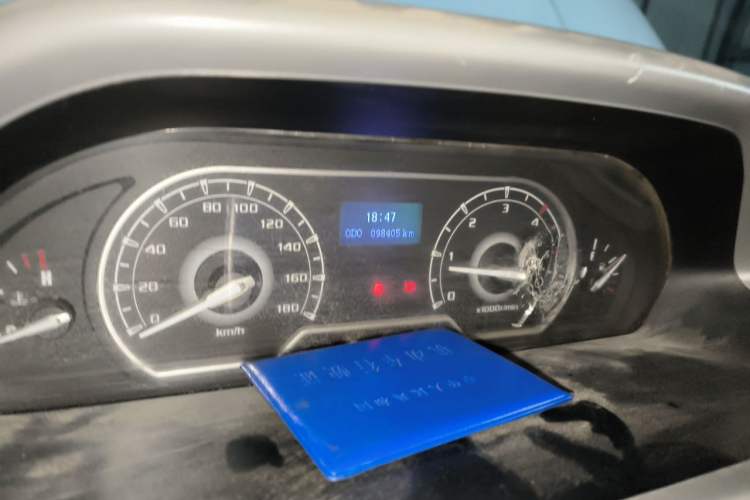 Used SAIC MAXUS Xintu V80 2019 2.5T Classic Edition 6-Speed Manual – Aoyuntong Long Wheelbase Mid-Roof 10-Seater Instrument Cluster
