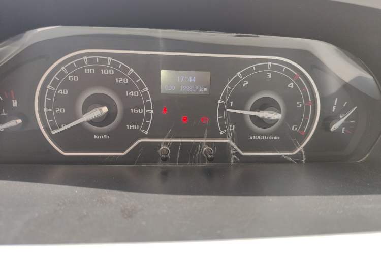 Used SAIC MAXUS Xintu V80 2019 2.5T Classic 6-Speed Manual Van Short Wheelbase Mid-Roof Design 2/3 Seats Instrument Cluster