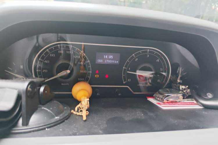 Used SAIC MAXUS Xintu V80 2019 2.5T Classic Version 6-Speed Manual – Aoyuntong Modified Long Wheelbase Mid-Height 7-Seater Instrument Cluster