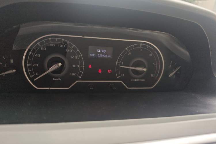 Used SAIC MAXUS Xintu V80 2019 2.5T Classic Model 6-Speed Manual Aotong Long Wheelbase Mid-Height 7-Seater Instrument Cluster