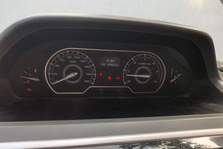 Used SAIC MAXUS Xintu V80 2019 2.0T Plus 6-speed Manual Van Short Wheelbase Mid-Roof Design 2-3 Seater Instrument Cluster