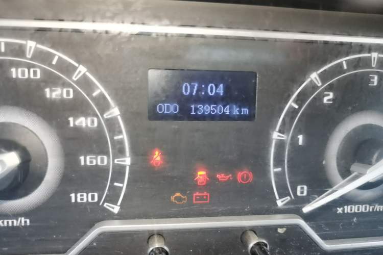 Used SAIC MAXUS Xintu V80 2019 2.5T Classic Version 6-Speed Manual – Aoyuntong Modified Long Wheelbase Mid-Height 7-Seater Instrument Cluster