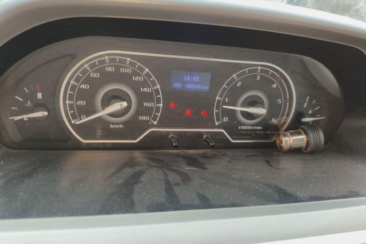 Used SAIC MAXUS Xintu V80 2019 2.5T Classic Model 6-Speed Manual Aotong Long Wheelbase Mid-Height 7-Seater Instrument Cluster