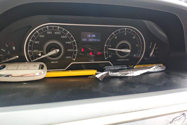 Used SAIC MAXUS Xintu V80 2019 2.5T Classic Model 6-Speed Manual – Aoyuntong Modified Version with Long Wheelbase High Roof and 7 Seating Capacity Instrument Cluster