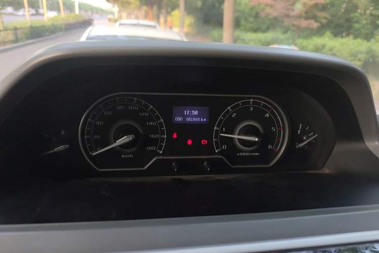 Used SAIC MAXUS Xintu V80 2019 2.5T Classic Edition 6-Speed Manual – Aoyuntong Modified Version Short Wheelbase Mid-Height Roof 5/6 Seats Instrument Cluster