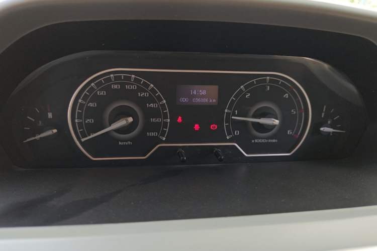 Used SAIC MAXUS Xintu V80 2019 2.5T Classic 6-Speed Manual Van Short Wheelbase Mid-Roof Design 2/3 Seats Instrument Cluster